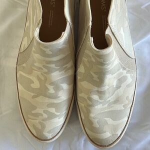 TOMS Women's Slip On Mid Top Sneaker Tan Camo Print Size 10